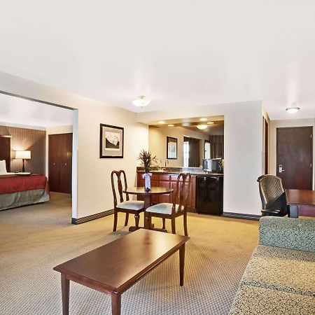 Ramada by Wyndham Tukwila Southcenter Hotel Bagian luar foto