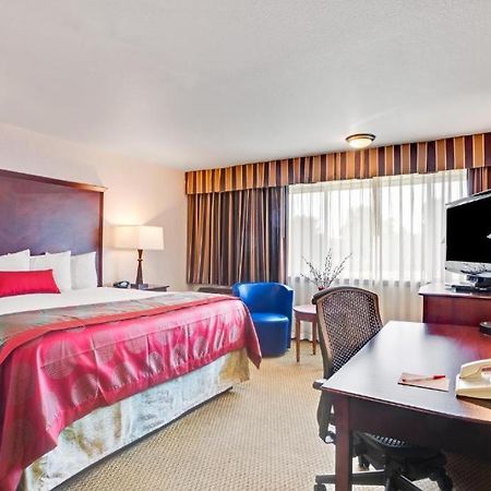 Ramada by Wyndham Tukwila Southcenter Hotel Bagian luar foto