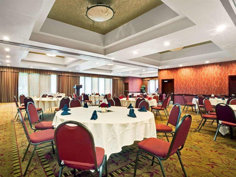 Ramada by Wyndham Tukwila Southcenter Hotel Bagian luar foto