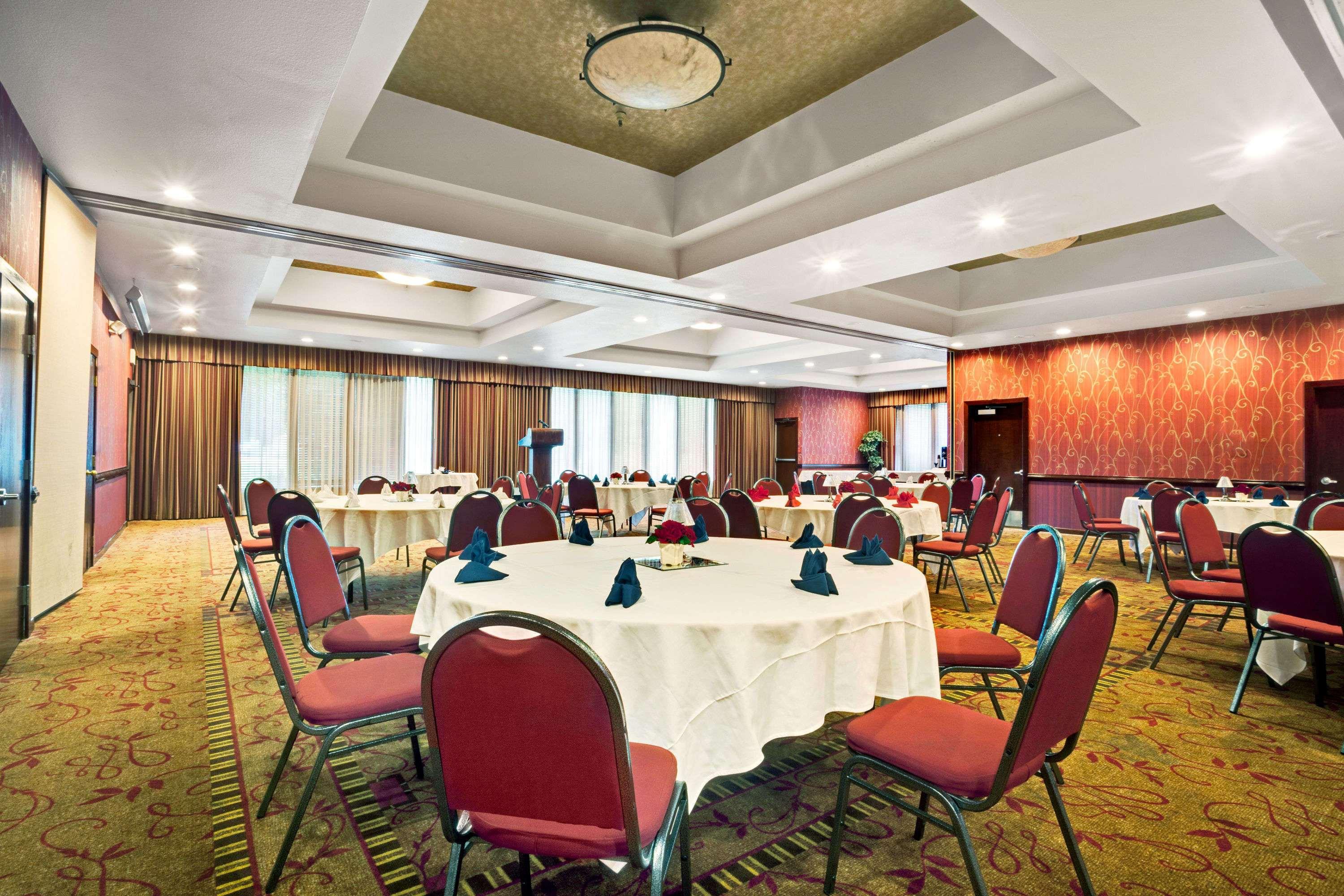 Ramada by Wyndham Tukwila Southcenter Hotel Bagian luar foto