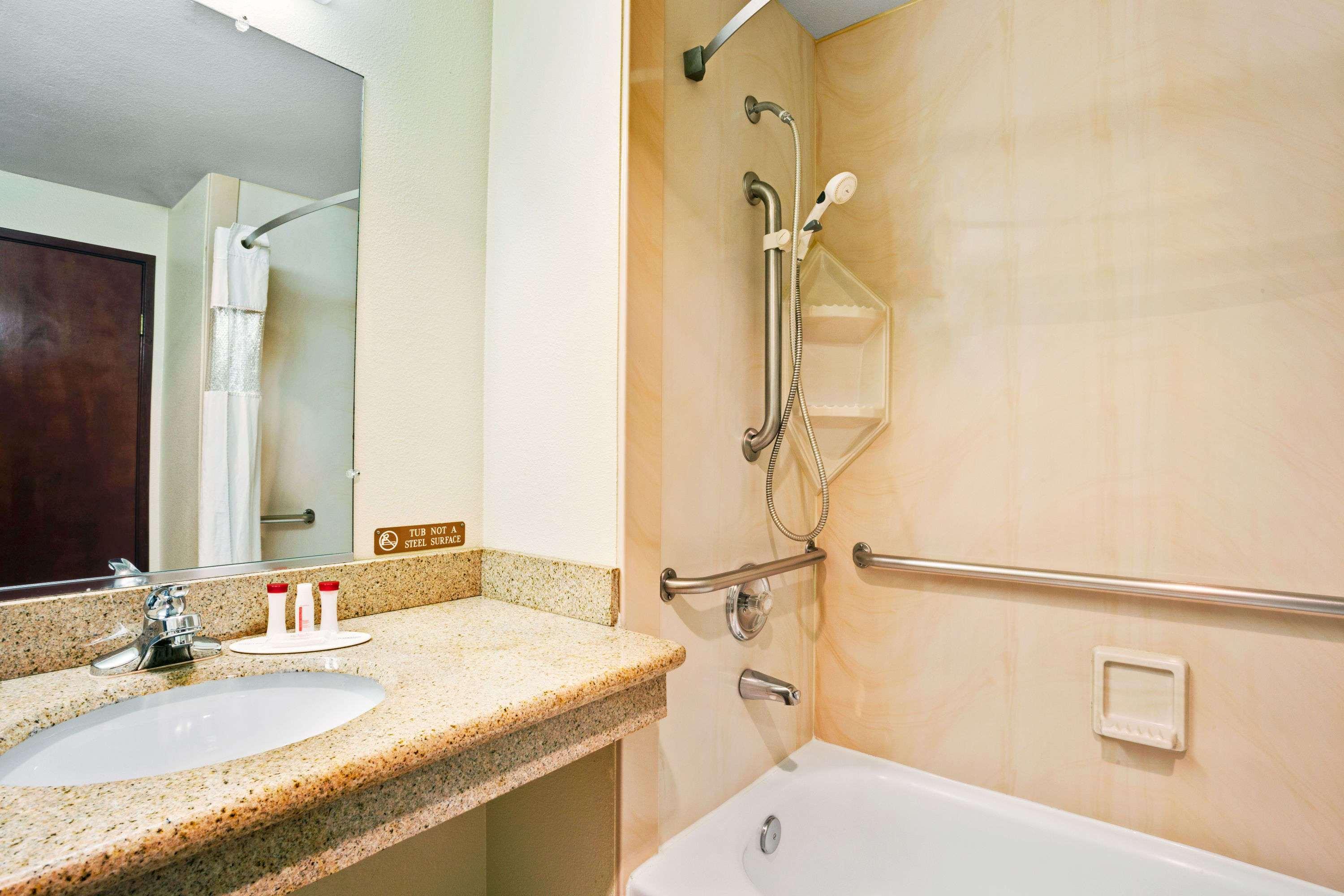 Ramada by Wyndham Tukwila Southcenter Hotel Bagian luar foto
