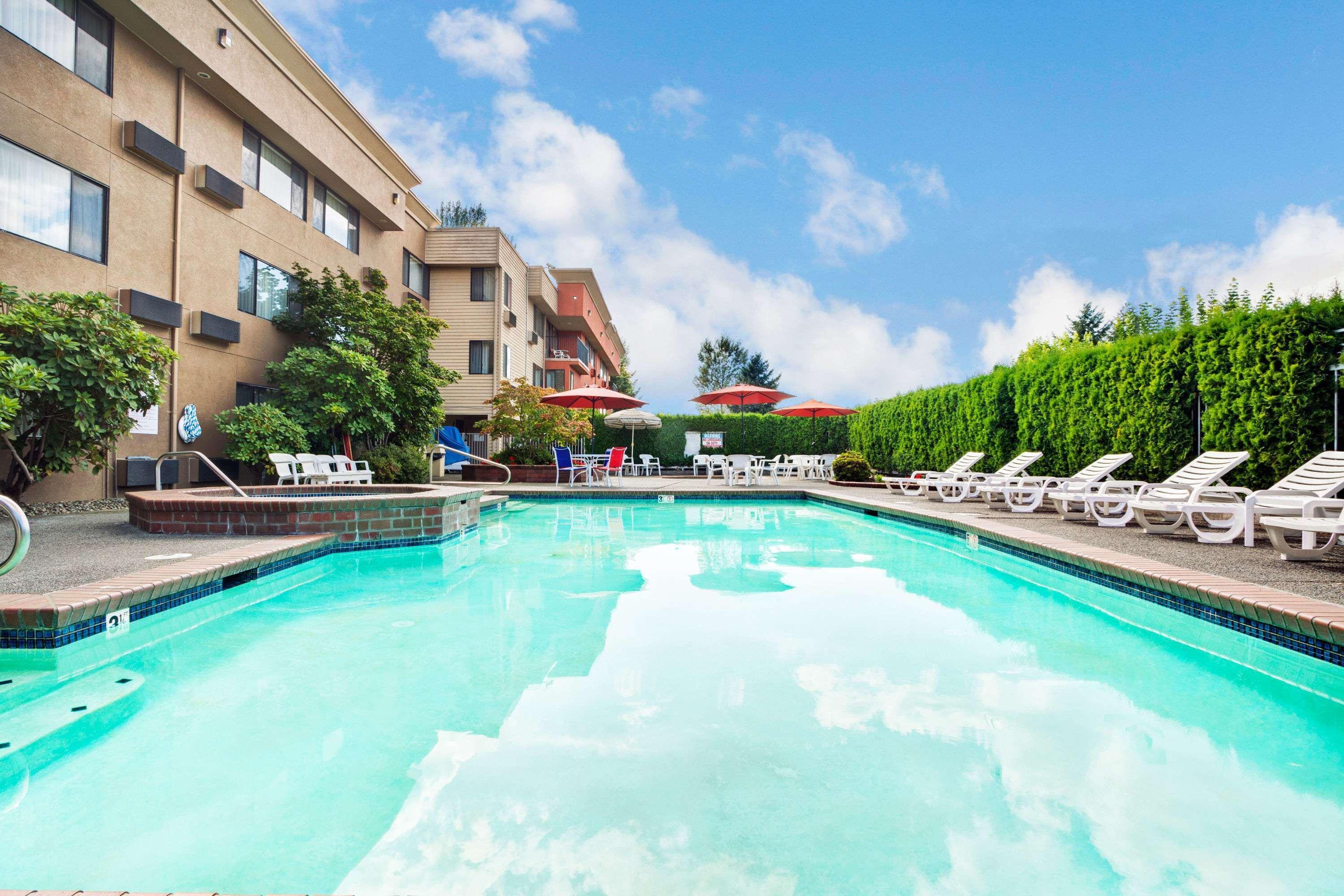 Ramada by Wyndham Tukwila Southcenter Hotel Bagian luar foto