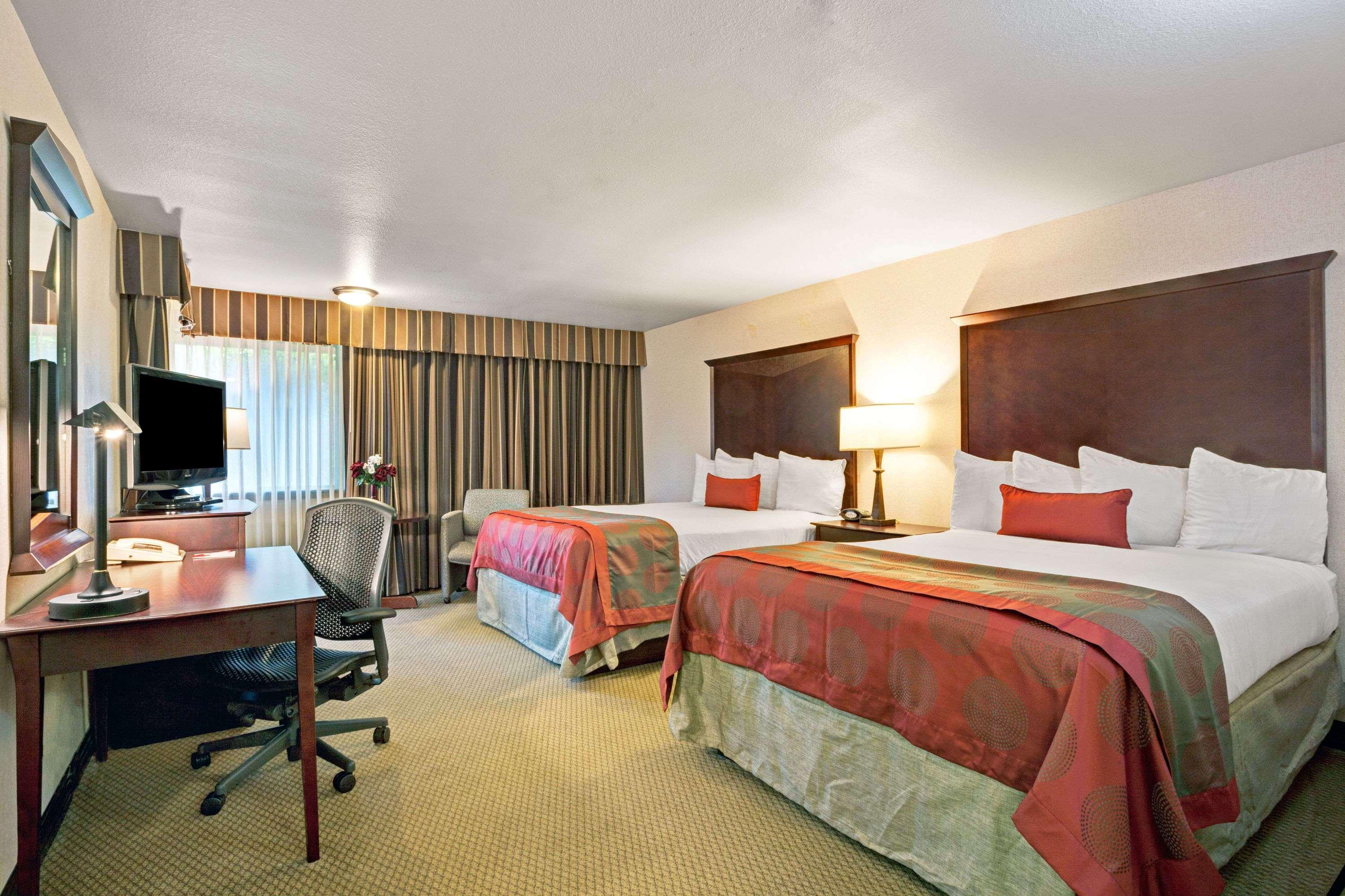Ramada by Wyndham Tukwila Southcenter Hotel Bagian luar foto