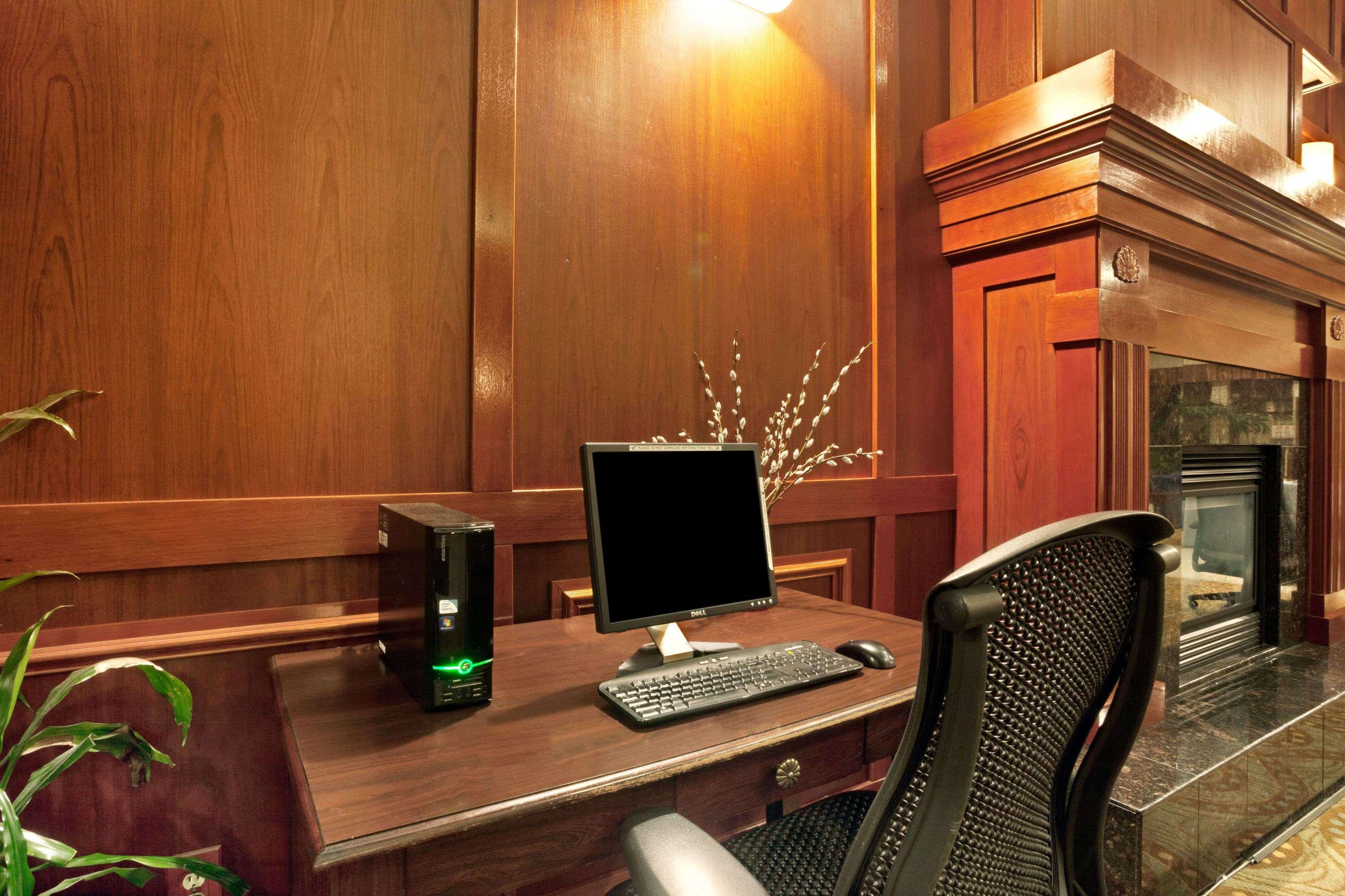 Ramada by Wyndham Tukwila Southcenter Hotel Bagian luar foto