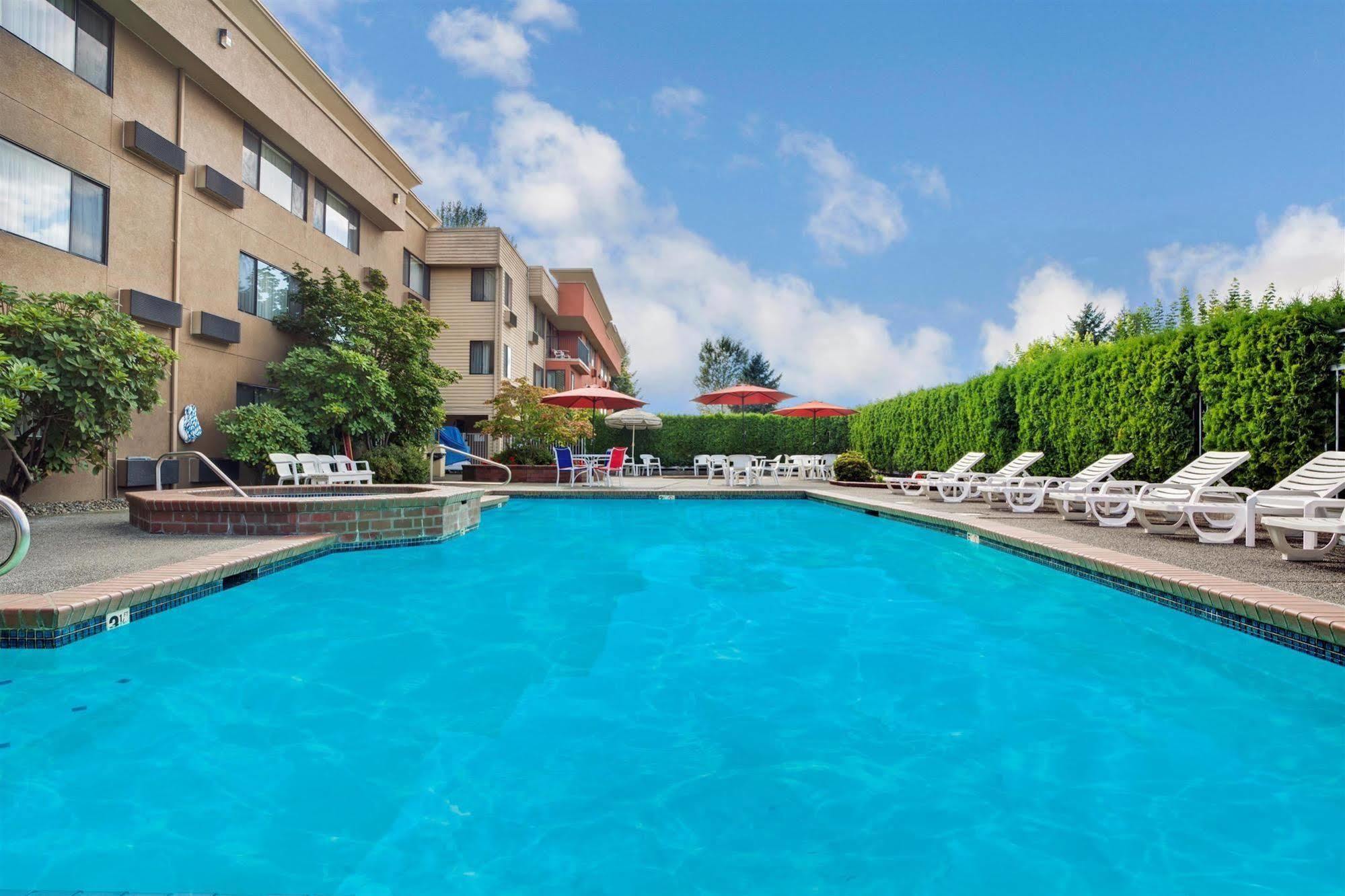 Ramada by Wyndham Tukwila Southcenter Hotel Bagian luar foto