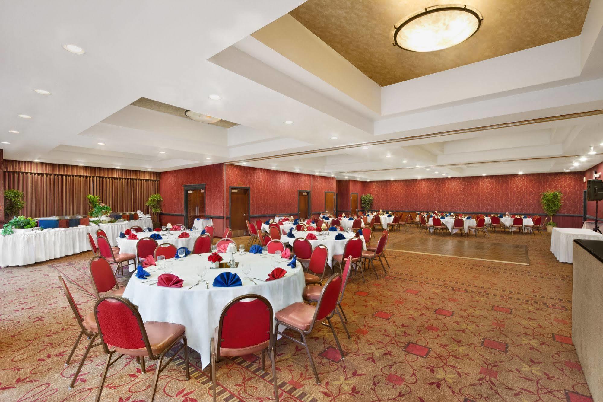 Ramada by Wyndham Tukwila Southcenter Hotel Bagian luar foto