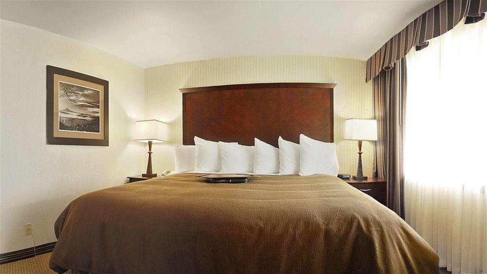Ramada by Wyndham Tukwila Southcenter Hotel Bagian luar foto