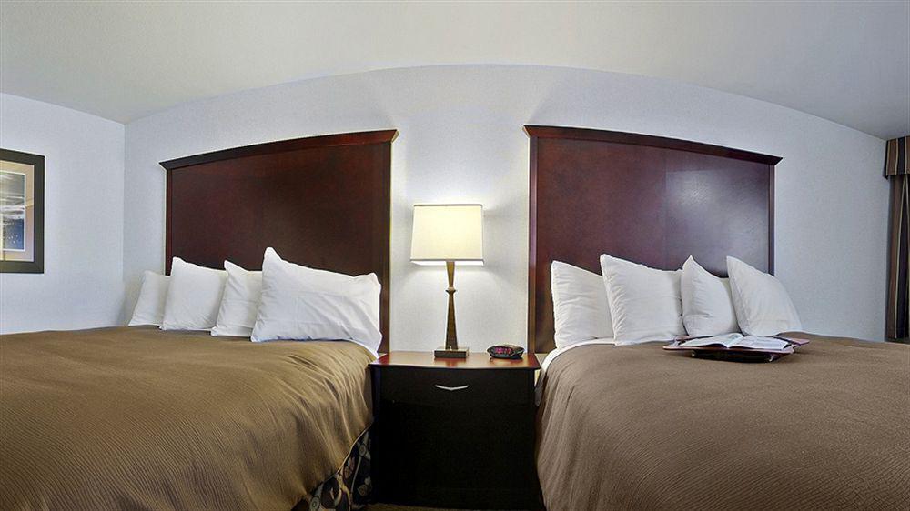 Ramada by Wyndham Tukwila Southcenter Hotel Bagian luar foto